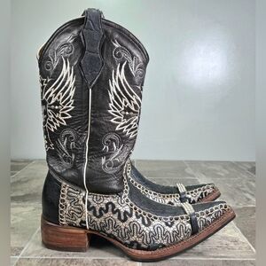 CARRETA HANDCRAFTED LEATHER COWBOY ARTISANAL WINGED FLEUR DE LIS BOOTS.